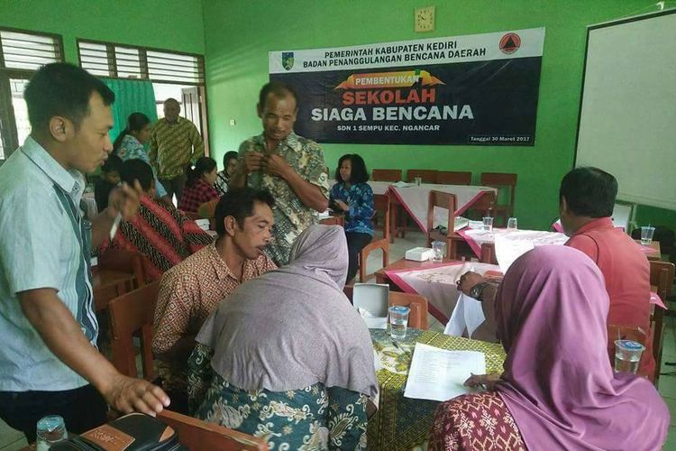 Sekolah Siaga Bencana di Desa Sempu, Kecamatan Ngancar, Kabupaten Kediri, Jawa Timur. Desa ini berada di lereng Gunung Kelud.