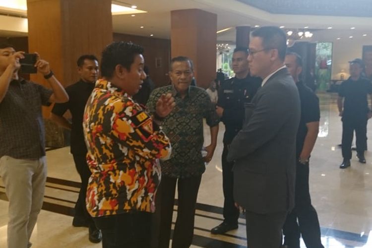 Pengurus DPP MKGR meminta manajemen Hotel Sultan menghentikan acara yang mengatasnamakan ormas pendiri Partai Golkar tersebut.