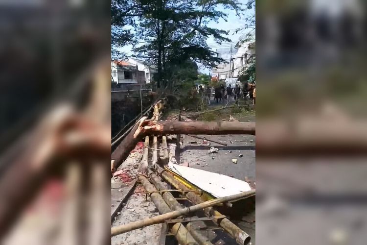 Alami Luka Serius, Pasutri di Cirebon Tertimpa Pohon Tumbang saat Pengerukan Sungai