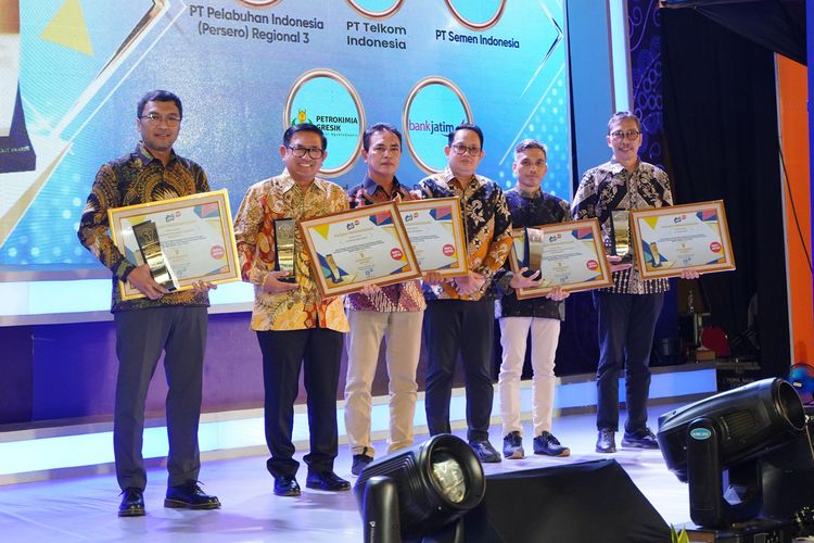 Direktur Utama Petrokimia Gresik Dwi Satriyo Annurogo (dua dari kiri), saat menerima anugerah 'Jatim Bangkit Award 2023' di Surabaya, Jawa Timur, Rabu (18/10/2023).