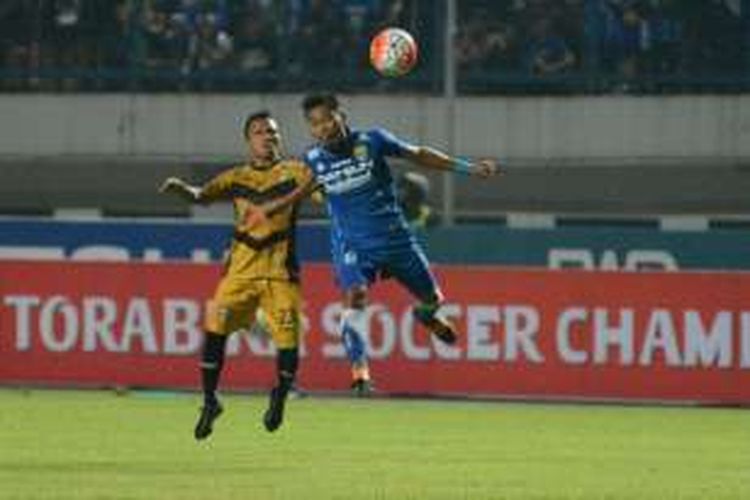 Pemain Persib Tony Sucipto saat berduel dengan pemain Mitra Kukar di Stadion Gelora Bandung Lautan Api, Sabtu (18/6/2016)