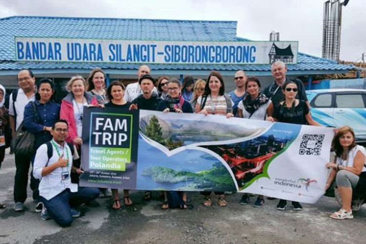 Sebanyak 16 Tour Operator Polandia, Austria, Hungaria, Slovakia, Bulgaria serta perwakilan Emirates di Bandara Silangit, Siborongborong. Mereka dibawa keliling ke Danau Toba di Sumatera Utara yang merupakan danau vulkanik terbesar dan terdalam di dunia yang di tengahnya ada Pulau Samosir. 