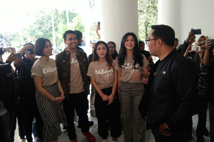 Gubernur Jawa Barat Ridwan Kamil saat menerima kunjungan para pemeran film Dilan 1991 di Gedung Pakuan, Jalan Cicendo, Kota Bandung, Minggu (10/2/2019).