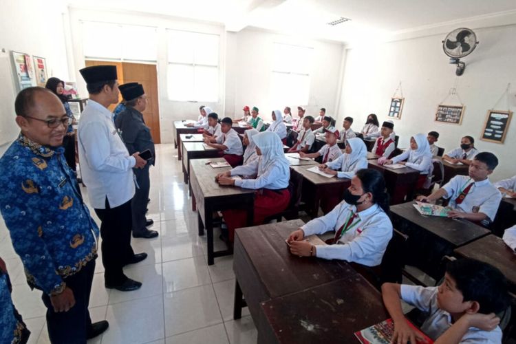 Sejumlah pejabat Pemerintah Kota Blitar meninjau pelaksanaan Masa Pengenalan Lingkungan Sekolah (MPLS) di SMPN Sentul 2, Kota Blitar, Senin (17/7/2023)
