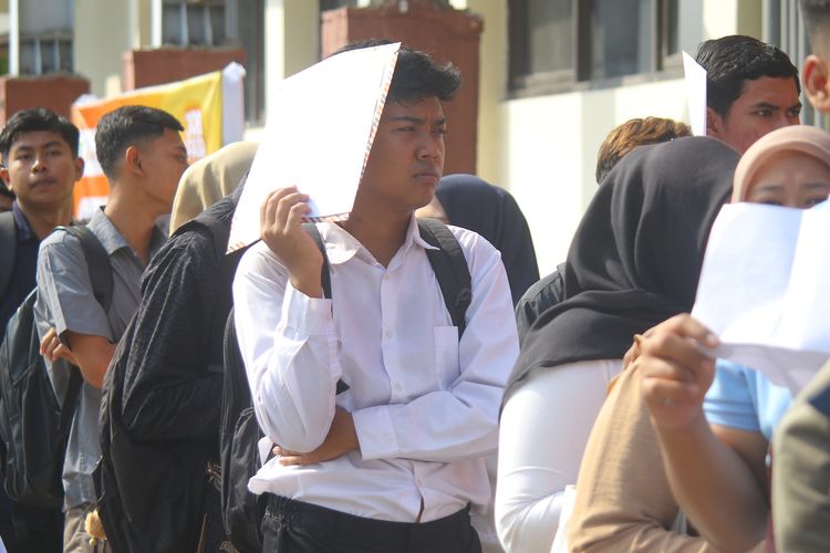 Tempuh Jarak 50 Km Lebih, Rifqi Coba Peruntungan Cari Kerja di Job Fair Mojokerto