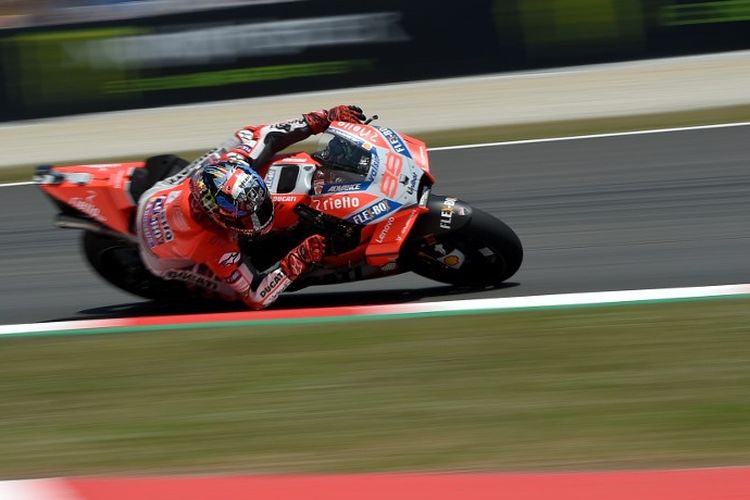 Jorge Lorenzo saat masih bersama Ducati. (Photo by LLUIS GENE / AFP)