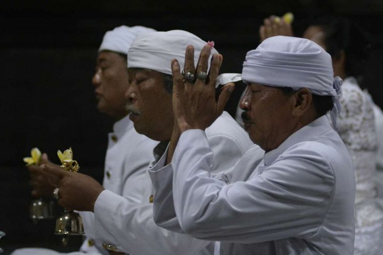 Umat Hindu melakukan persembahyangan bersama saat perayaan Hari Raya Saraswati atau hari turunnya ilmu pengetahuan, di Pura Desa Tuban, Badung, Bali, Sabtu (17/3). Umat Hindu setempat tetap melaksanakan persembahyangan Hari Saraswati secara sederhana dan selesai sebelum pukul 06.00 WITA karena tahun ini Hari Raya Saraswati jatuh bersamaan dengan Hari Raya Nyepi. ANTARA FOTO/Fikri Yusuf/kye/18