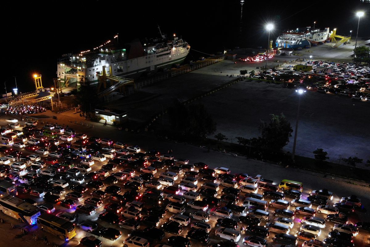 Sejumlah kendaraan pemudik antre untuk naik ke KMP Virgo 18 di dermaga 3 Pelabuhan Bakauheni, Lampung Selatan, Lampung, Jumat (6/5/2022). Pada H+3 Lebaran, sebanyak 111.214 orang penumpang, 24.720 kendaran roda empat dan 8.136 sepeda motor menggunakan jasa angkutan kapal laut menyeberang ke Pulau Jawa. 