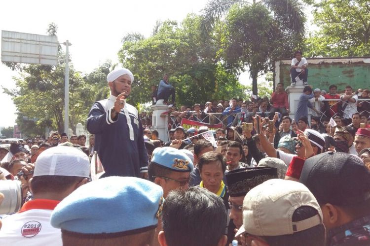 Massa melakukan deklarasi #2019GantiPresiden di depan Masjid Agung Annur Pekanbaru, Riau, Minggu (26/8/2018). 