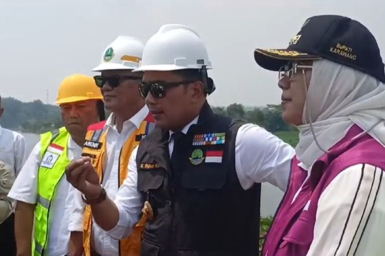 Gubernur Jawa Barat Ridwan Kamil dan Bupati Karawang Cellica Nurrachadiana saat meninjau pembangunan jembatan di Walahar, Klari, Karawang, Jawa Barat.