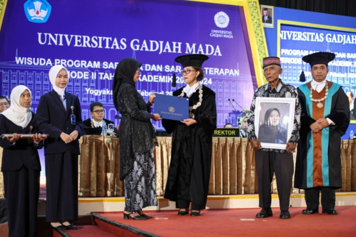 Jono (73) dan Ngadinah (58) hadir di wisuda UGM untuk mewakilinya anaknya, Dewi Sekar Rumpaka yang telah berpulang pada 26 Januari silam.