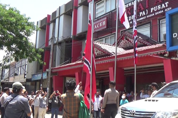 Setelah sempat berkibar selama satu jam, aparat keamanan berhasil menurunkan bendera bulan bintang di halaman kantor DPW PArtai Aceh, Sabtu (15/8/2020)