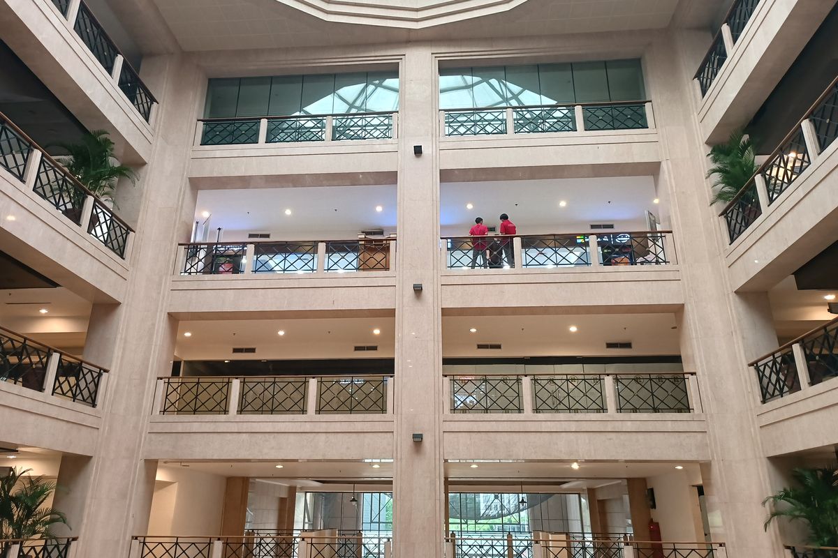 Mal Ratu Plaza di Jakarta Pusat semakin sepi. Pada Rabu (23/11/2022), lantai 3 dan 5 bahkan terlihat kosong melompong. 
