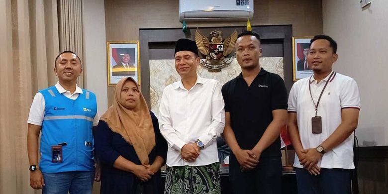 Pertemuan mediasi antara PLN dengan keluarga buruh bangunan yang mendapatkan denda dari PLN. Pertemuan berlangsung di ruang Ketua DPRD Jombang, Jawa Timur, Hadi Atmaji. (16/10/2025).