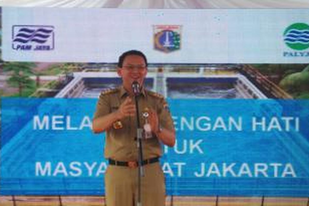 Gubernur DKI Jakarta Basuki Tjahaja Purnama saat meninjau keadaan Kanal Banjir Barat (KBB) di Palyja, Jakarta Pusat, Selasa (19/5/2015). 