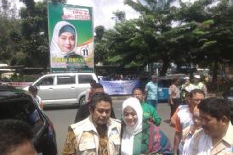 Calon anggota DPD RI Dapil DKI Jakarta, Fahira Idris (kanan) dan ayahnya, Fahmi Idris (kiri), menggelar kampanye di GOR Planet, Jakarta Pusat, Sabtu (22/3/2014)