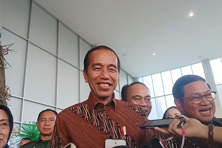 Presiden Joko Widodo saat memberikan keterangan pers usai menghadiri acara peringatan Hari Pers Nasional 2024 di Ancol, Jakarta Utara, Selasa (20/2/2024).