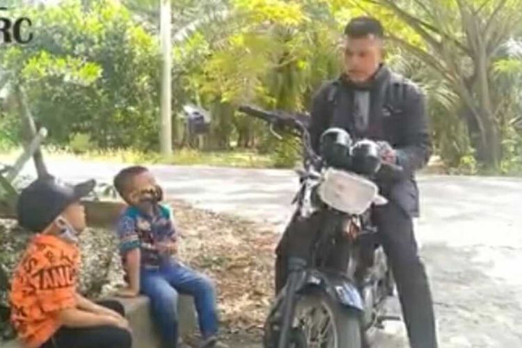 Tangkapan layar video viral dua orang anak yang sedang memberikan penjelasan pentingnya menggunakan masker untuk mencegah Covid-19 di Kabupaten Siak, Riau, beberapa waktu lalu.