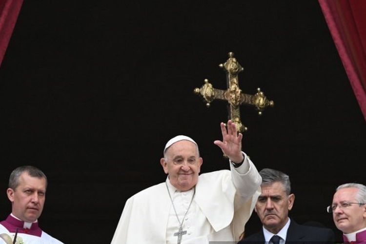 Paus Fransiskus melambaikan tangan dari loggia tengah basilika Santo Petrus selama pesan Paskah 'Urbi et Orbi' dan berkat untuk Kota dan Dunia sebagai bagian dari perayaan Pekan Suci, di Vatikan pada tanggal 31 Maret 2024.