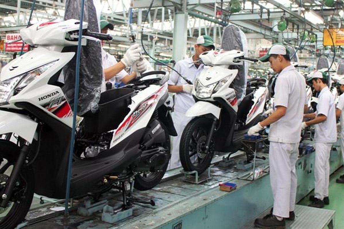 Produksi skutik terlaris Honda.