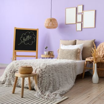 Ilustrasi kamar tidur dengan warna cat dinding ungu pastel. 