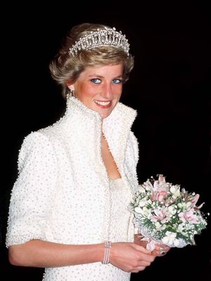Putri Diana menggunakan tiara The Lover's Knot.