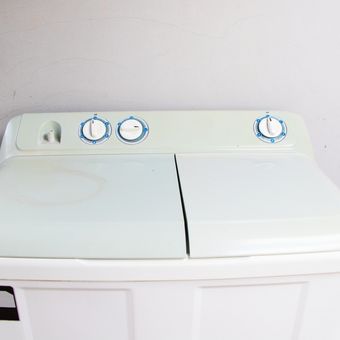 Ilustrasi mesin cuci dua tabung.