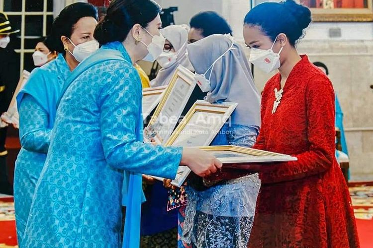 Kezia Arabelle Tulalessy (16), menerima penghargaan sebagai perempuan berjasa dan berprestasi bidang lingkungan hidup pada puncak Peringatan Hari Kartini Tahun 2022 di Istana Negara, Kamis (21/4/2022).