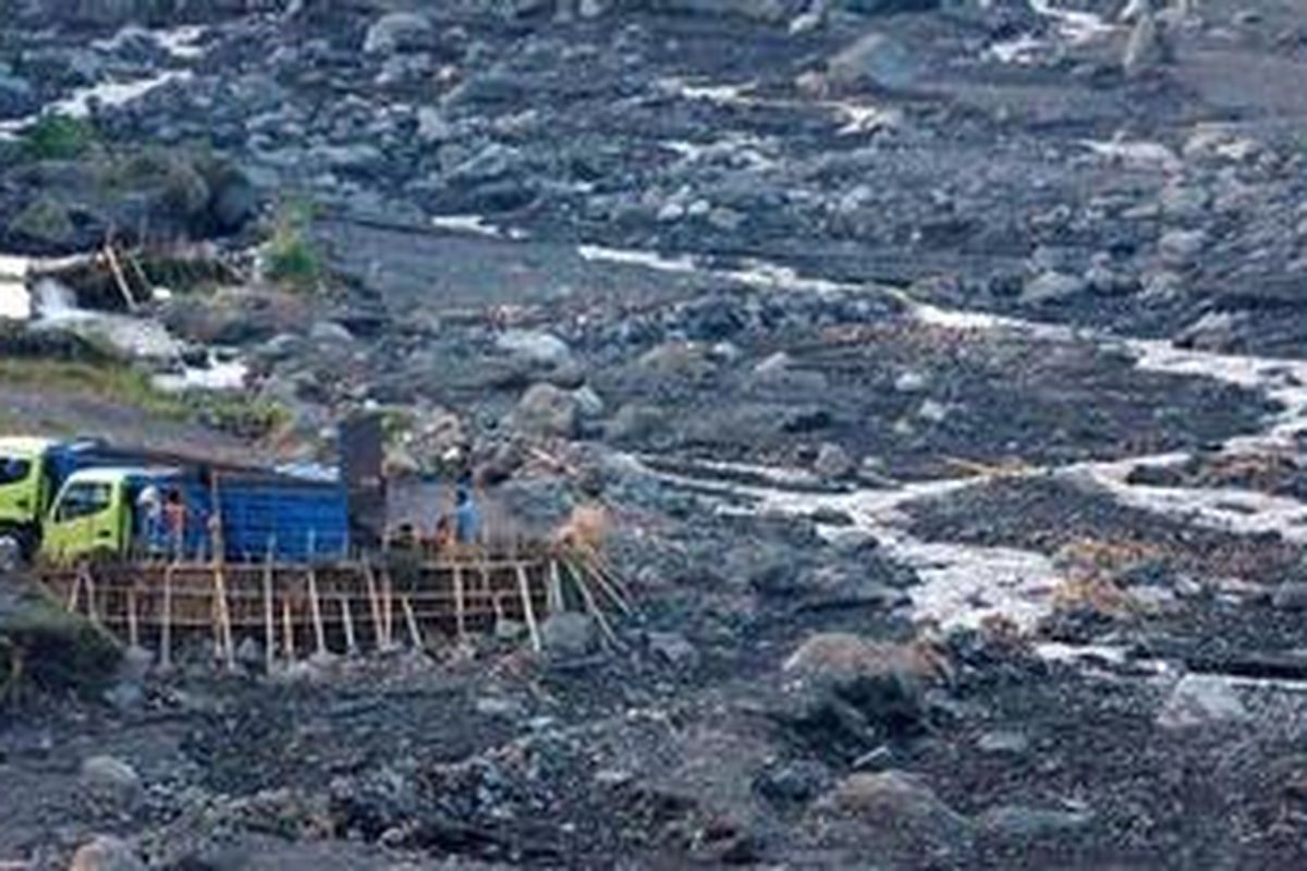 Antara hamparan bekas aliran lahar Gunung Semeru di Besuk Bang, Kecamatan Pronojiwo, Lumajang, Senin (27/4/2009), warga giat mengangkut pasir ke dalam truk untuk kemudian dijual Rp 25.000 per truk. Setiap hari kawasan ini ramai dengan aktivitas pertambangan. Mereka selalu diincar bahaya banjir lahar dingin.