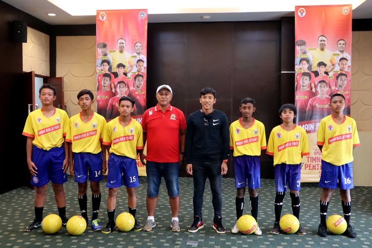 Pemain Persela Lamongan, Ahmad Bustomi foto bersama peserta Youth Fun Juggling Competition yang diselenggarakan Kementerian Pemuda dan Olahraga (Kemenpora) bersama PSSI untuk menyemarakan ajang Piala Dunia U-20 yang akan diselenggarakan pada tahun 2021 di Hotel Ijen Suites Malang, Jawa Timur, Minggu (06/12/2020) sore.