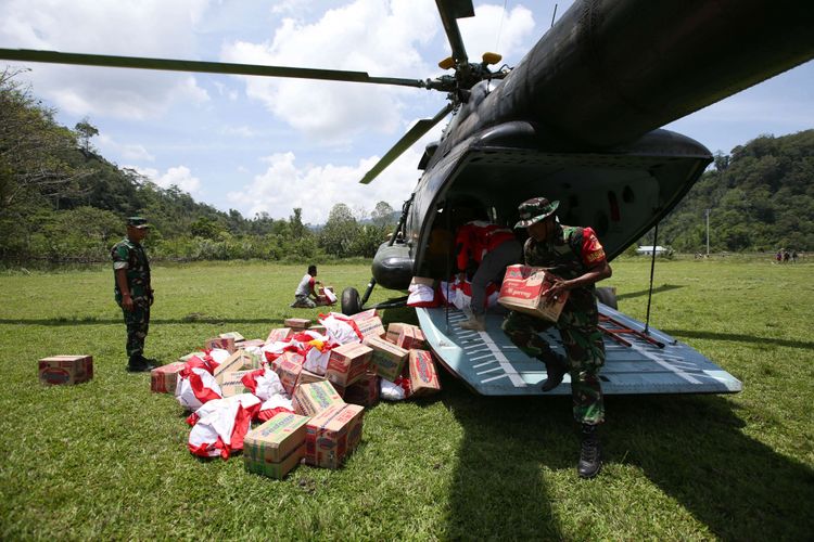 Anggota TNI  menyalurkan logistik ke daerah bencana gempa di Desa Langko, Kecamatan Lindu, Kabupaten Sigi, Sulawesi Tengah menggunakan helikopter Mi-17 V-5  Skadron 31/Serbu Pusat Penerbangan Angkatan Darat Semarang, Kamis (4/10/2018). Pengiriman bantuan logistik melalui jalur udara untuk mempermudah mencapai daerah yang masih terisolir melalui jalur darat.