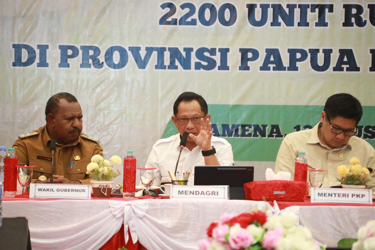 Menteri Dalam Negeri (Mendagri) Muhammad Tito Karnavian saat memimpin langsung Rapat Koordinasi (Rakor) Dukungan Tindak Lanjut Arahan Presiden mengenai Pembangunan 2.200 Unit Rumah di Provinsi Papua Pegunungan di Hotel Baliem Pilamo, Wamena, Kabupaten Jayawijaya, Selasa (12/8/2025).