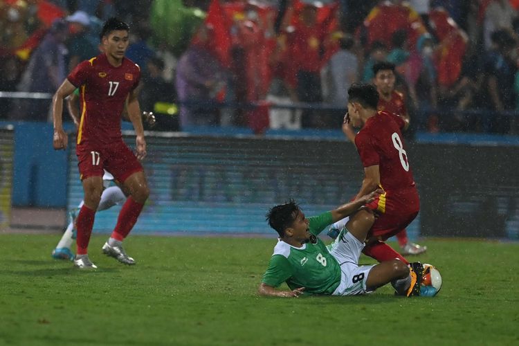 Pesepak bola Timnas Indonesia Witan Sulaeman (tengah) berebut bola dengan pesepak bola Vietnam Long Nguyen Hai dalam laga perdana Grup A Sepak Bola SEA Games 2021 di Stadion Viet Tri, Phu Tho, Vietnam, Jumat (6/5/2022). Indonesia kalah dengan skor 0-3.