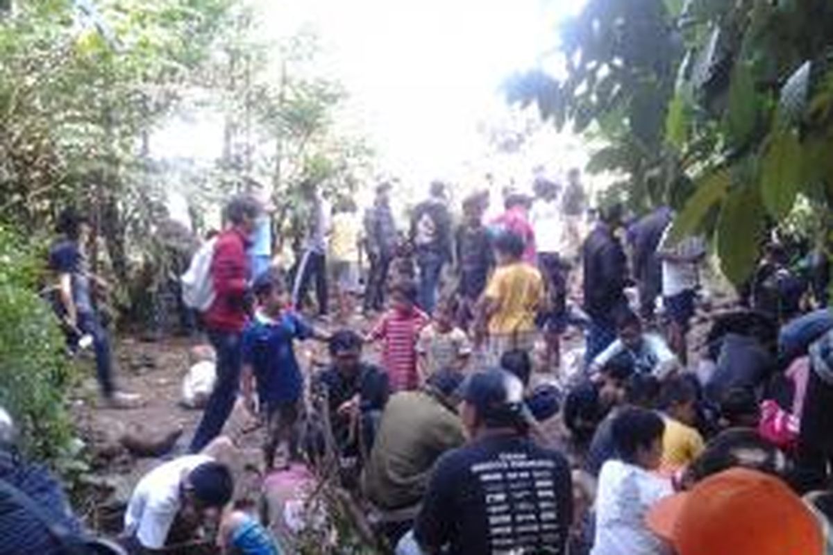 Banyak warga sekitar Cilandak memenuhi lokasi penggalian harta karun berupa batu mulia di Jalan Bango Raya, Cilandak, Sabtu (26/4/2014).