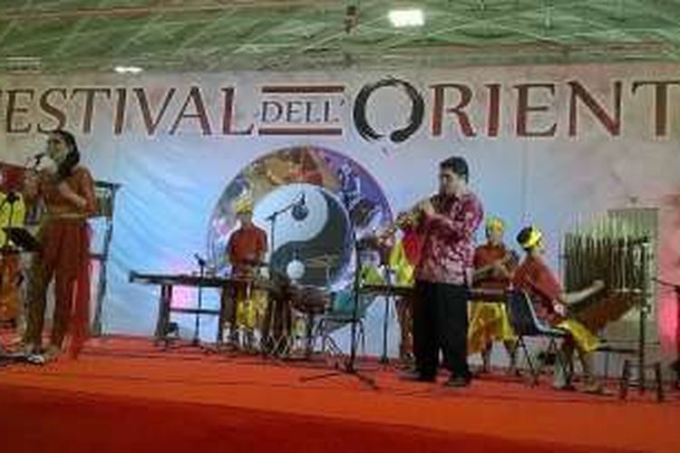 Vokalis tim Rumah Angklung di Festival dell’Oriente Luisa, di Bari, Italia, Jumat 30 September 2016 lalu. 