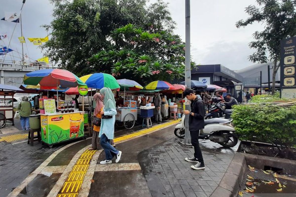 Dinas PPKUKM DKI Jakarta dampingi pelaku usaha melakukan pendaftaran sertifikasi halal.