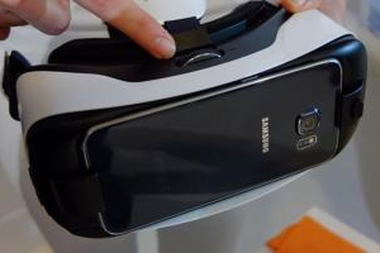 Galaxy S6 bertengger sebagai “proyektor” grafis dalam virtual reality di perangkat Gear VR Innovator Edition.