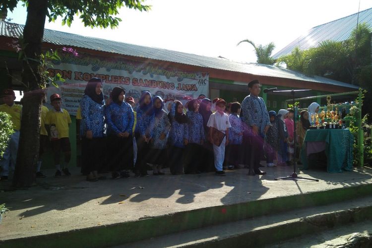 Murid-murid SDN Kompleks Sambungjawa melakoni profesi sebagai kepala sekolah dan guru dalam upacara peringatan Hari Pendidikan Nasional (Hardiknas), Rabu (2/5/2018).