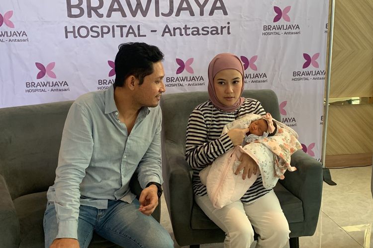 Vokalis Andra & The Backbone, Deddy Lisan dan istrinya Ika Kirana hadir dalam konferensi pers di rumah sakit Brawijaya, Antasari, Jakarta Selatan, Minggu (14/5/2023).