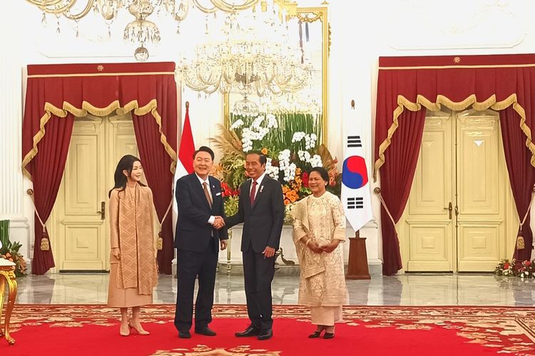 Presiden Joko Widodo dan Ibu Negara Iriana Joko Widodo saat menerima kunjungan Presiden Korea Selatan Yoon Suk Yeol dan Ibu Negara Korea Selatan Kim Keon Hee di Istana Merdeka, Jakarta, Jumat (8/9/2023).