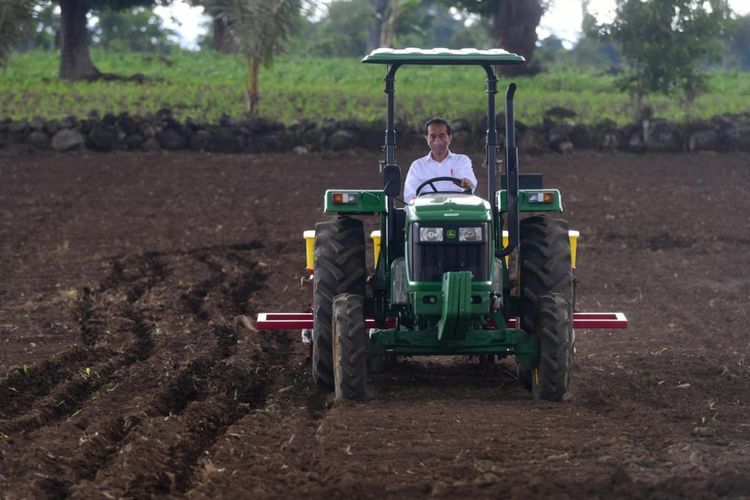 Presiden Republik Indonesia (RI) Joko Widodo (Jokowi) saat mencoba mesin traktor khusus penanaman jagung di Kabupaten Jeneponto, Sulsel, Selasa (23/11/2021).