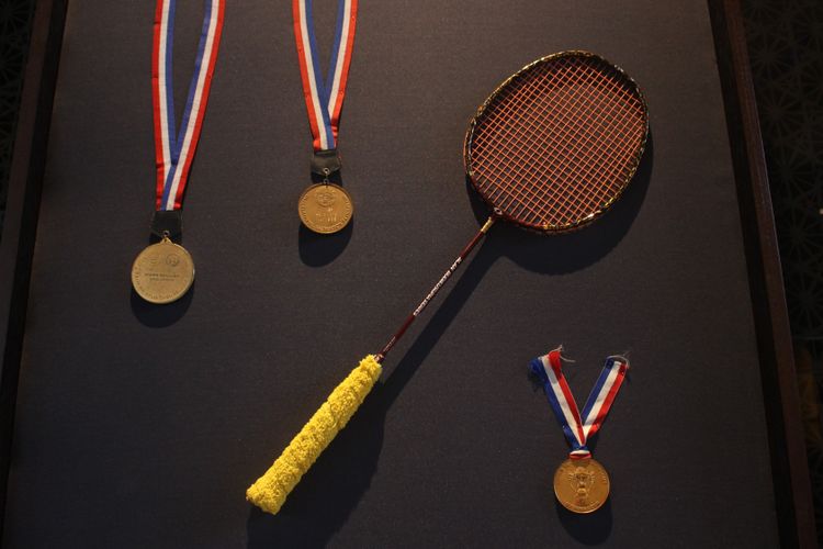 Raihan medali kejuaraan bulutangkis serta raket milik Alan Budikusuma yang dipamerkan di Main Lobby Hotel Indonesia Kempinski, Jakarta dalam acara Remarkable Sports dan Heritage Photo Exhibition 