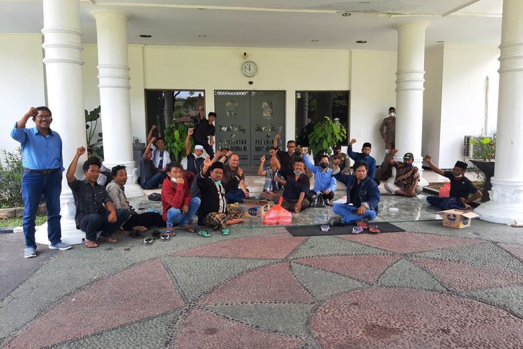 Paguyuban Peduli Erupsi Semeru menunggu ditemui Bupati Lumajang didepan Kantor Pemkab Lumajang, Kamis (17/2/2022). 