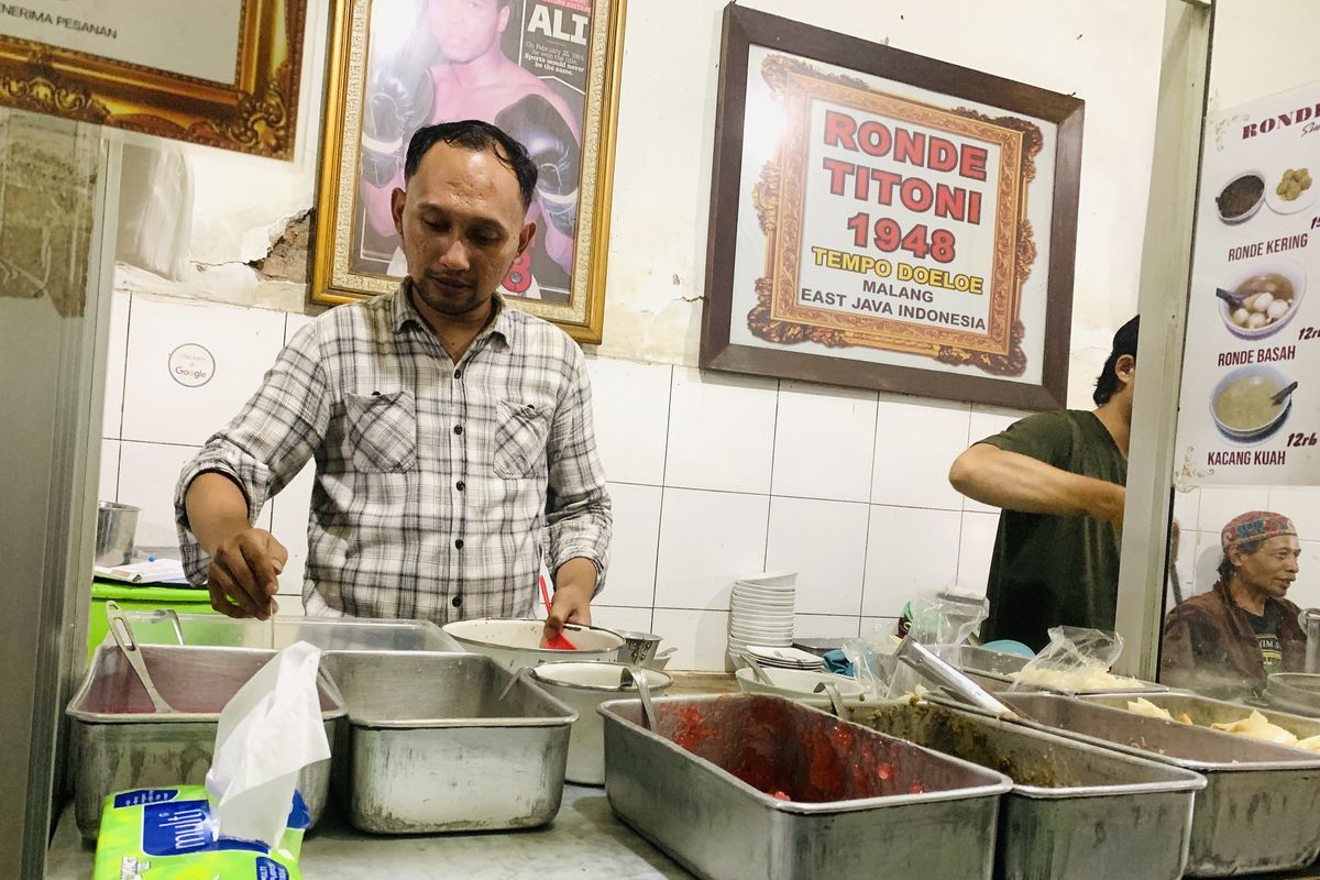 Generasi ketiga penerus penjual kuliner legendaris Ronde Titoni yang berada di Kota Malang, Yusuf Risky.