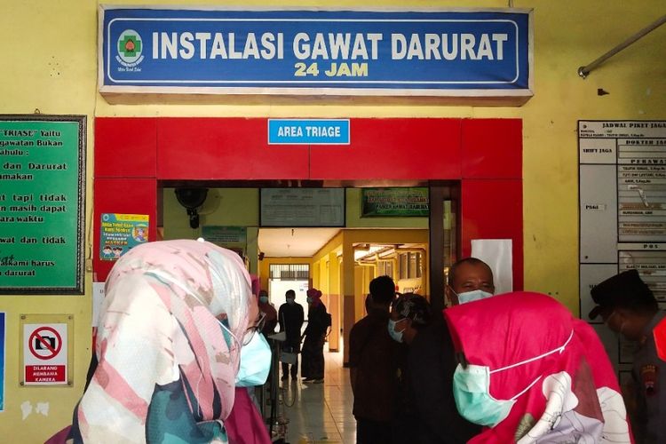 Siswi kelas 2 SMK korban penyiraman air keras dibawa ke IGD RSUD Brebes, Kamis (18/3/2021) (Istimewa) 