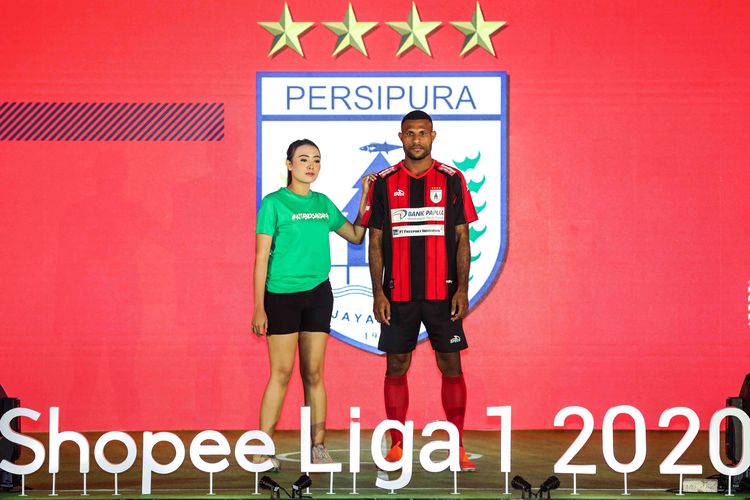 Pemain perwakilan pesepak bola dari klub Persipura Jayapura saat parade jersey dalam acara press conference dan launching Shopee Liga 1 2020, Senin (24/2/2020). Kompetisi sepak bola Liga 1 musim 2020 akan diikuti 18 klub di Indonesia yang berlangsung dari 29 Februari hingga 1 November 2020, dan akan dibuka dengan laga Persebaya Surabaya vs Persik Kediri di Stadion Gelora Bung Tomo, Sabtu (29/2/2020).