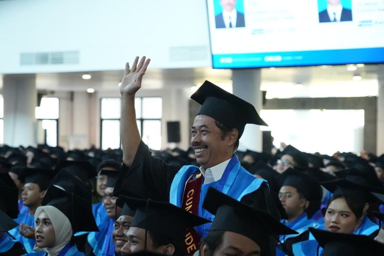 Jadi Peneliti di BRIN Sambil Kuliah S3, Abdul Ghofur Lulus di Usia 61 Tahun