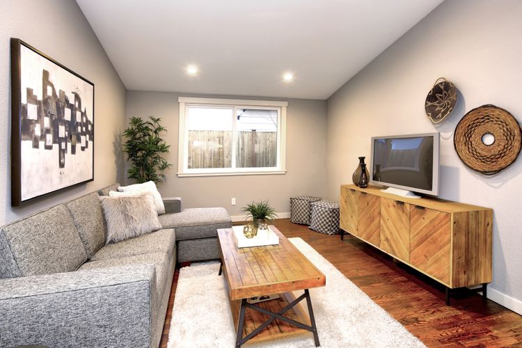Ilustrasi ruang keluarga dengan warna cat taupe.