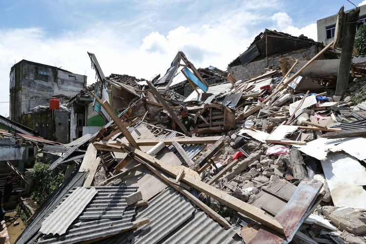 Kerusakan akibat gempa di Kampung Cibeureum Kaler, Desa Cibeureum, Kecamatan Cugenang, Kabupaten Cianjur, Jawa Barat, Selasa (22/11/2022). Sedikitnya 162 orang meninggal dunia, 326 warga luka-luka, dan 13.784 orang mengungsi akibat gempa bermagnitudo 5,6 di Cianjur.