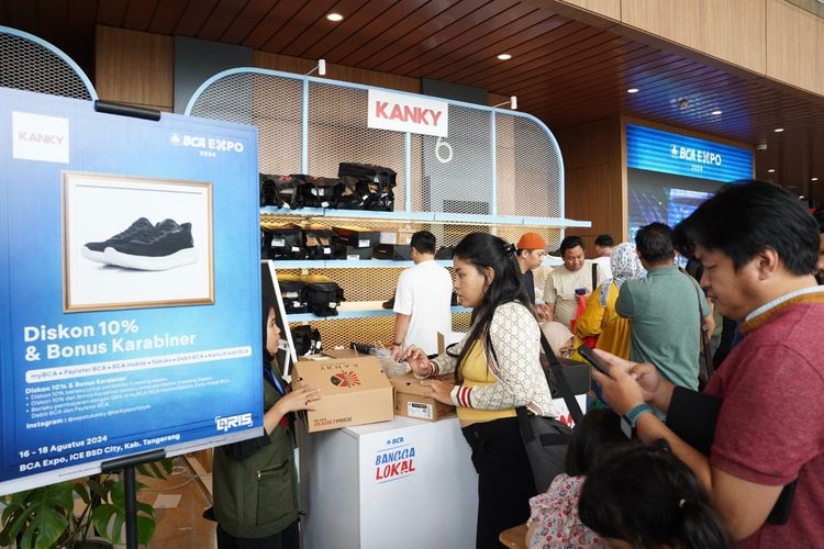 Sejumlah pengunjung mengantre untuk mendapatkan sepatu buatan lokal, Kanky. Di Hall 6 ICE BSD, pengunjung dapat menemukan produk-produk berkualitas dari tenant UMKM Binaan Bakti BCA dan BCA Bangga Lokal, mulai dari busana, sepatu, aksesoris, hingga cemilan. Pelibatan UMKM pada gelaran BCA Expo 2024 merupakan salah satu bentuk komitmen BCA untuk mendukung pertumbuhan bisnis UMKM dan produk asli Indonesia.